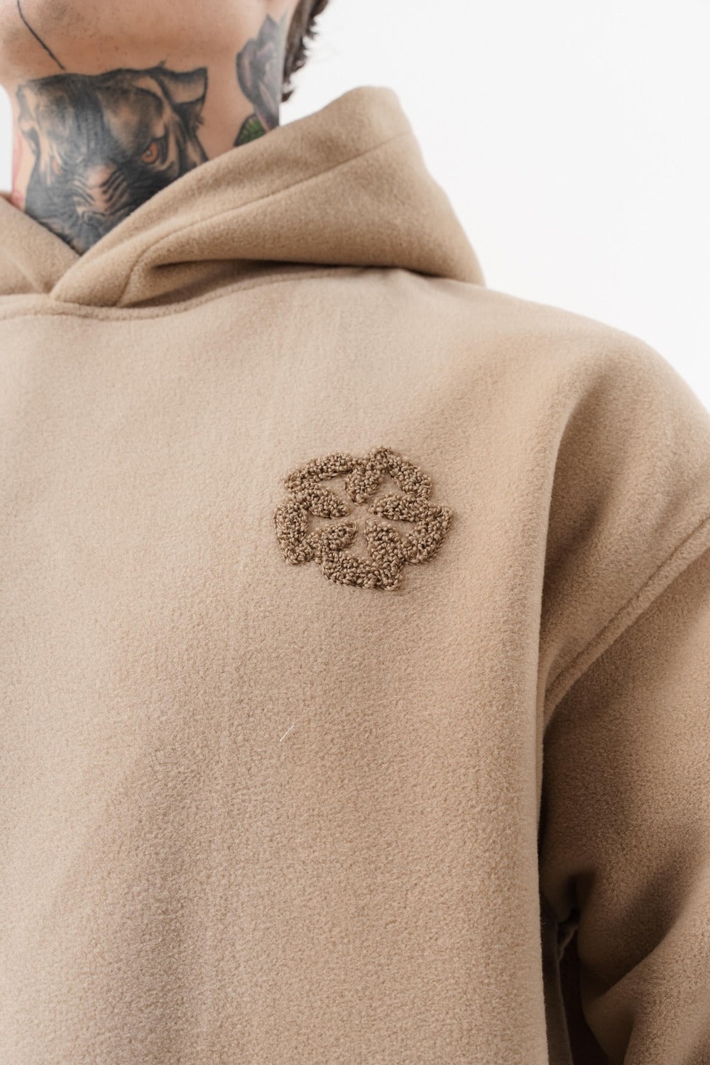 Erkek Süzene Nakış Detaylı Kapüşonlu Oversize Polar Hoodie Bej