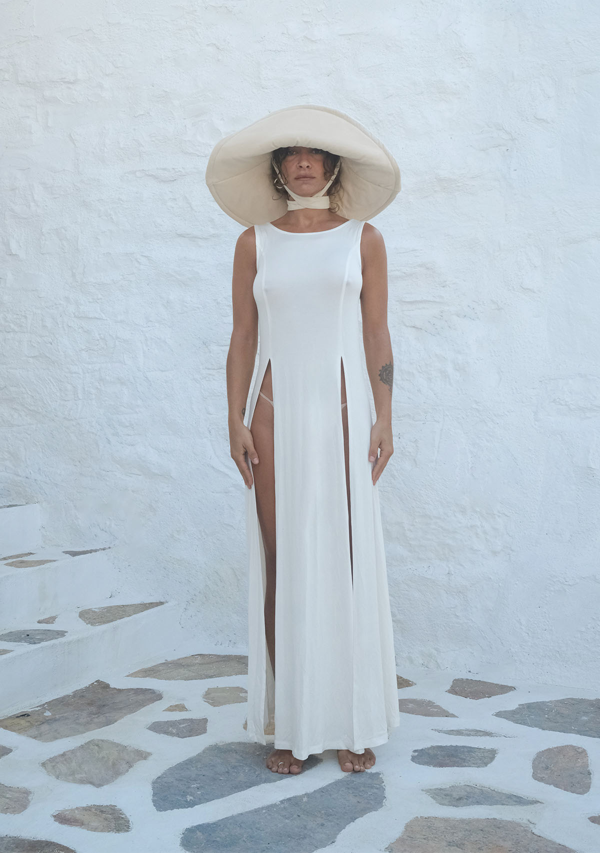 Tiny-Beyaz Derin Yırtmaçlı Yumuşak Kolsuz Elbise-Elbise-1-roqelvaxirum.shop