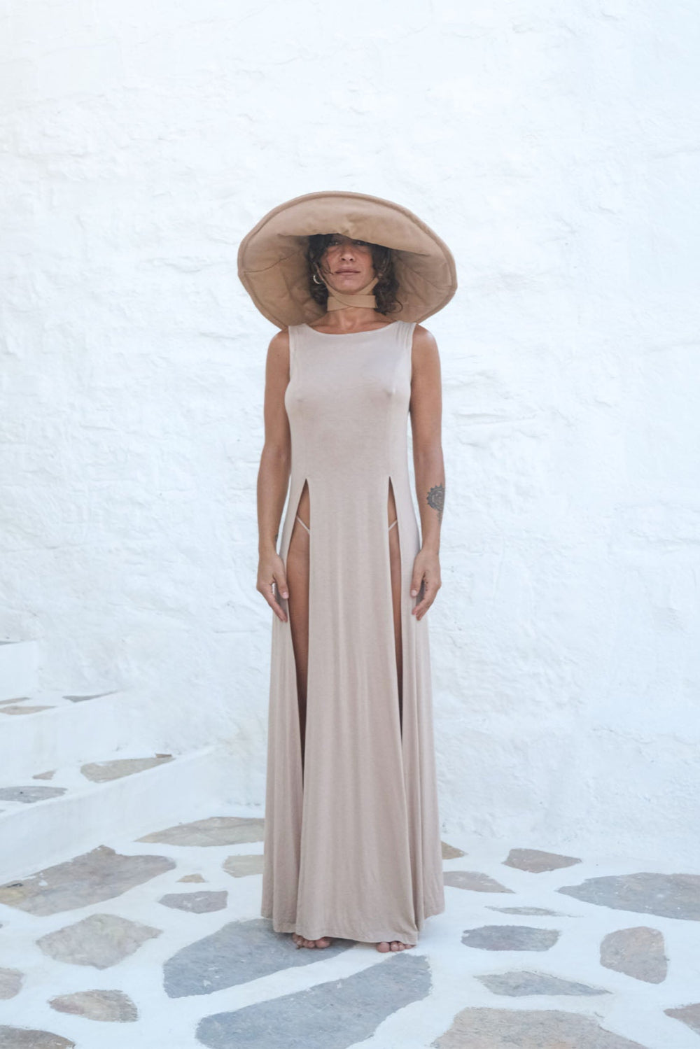 Tiny-Nude Derin Yırtmaçlı Yumuşak Kolsuz Elbise-Elbise-1-roqelvaxirum.shop