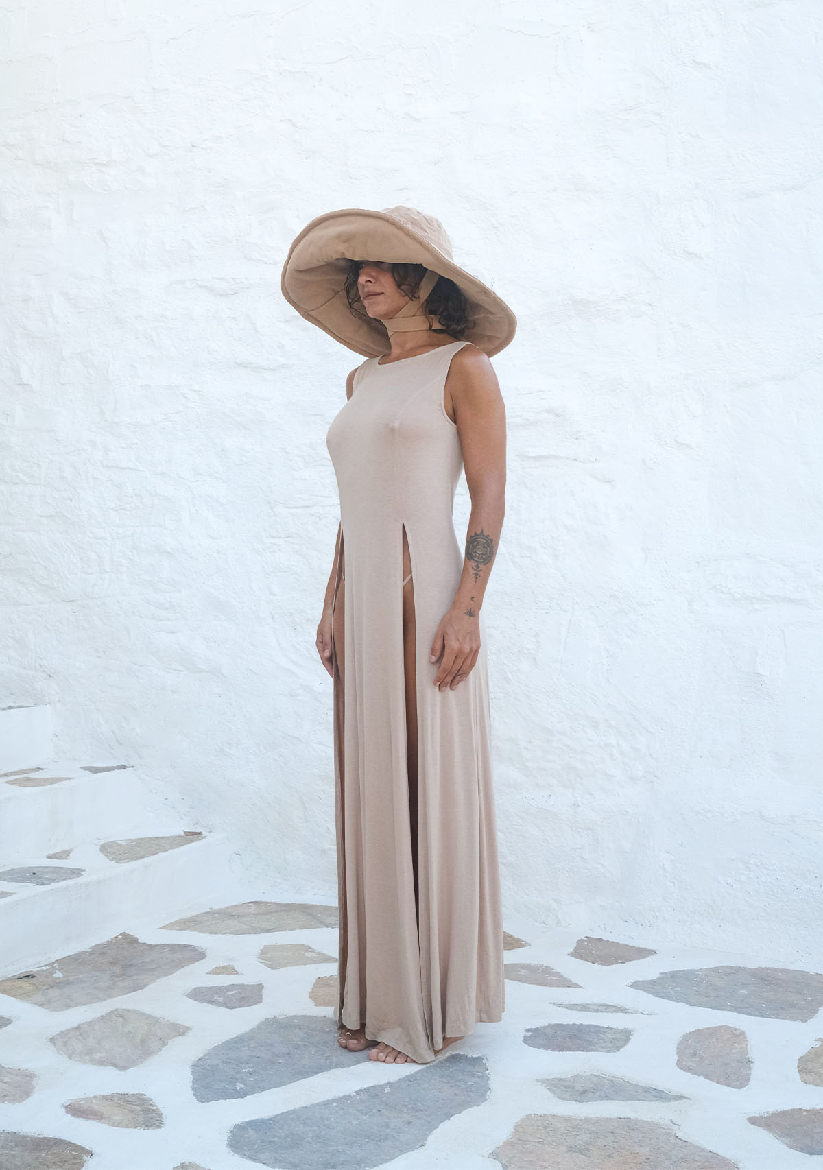 Tiny-Nude Derin Yırtmaçlı Yumuşak Kolsuz Elbise-Elbise-4-roqelvaxirum.shop