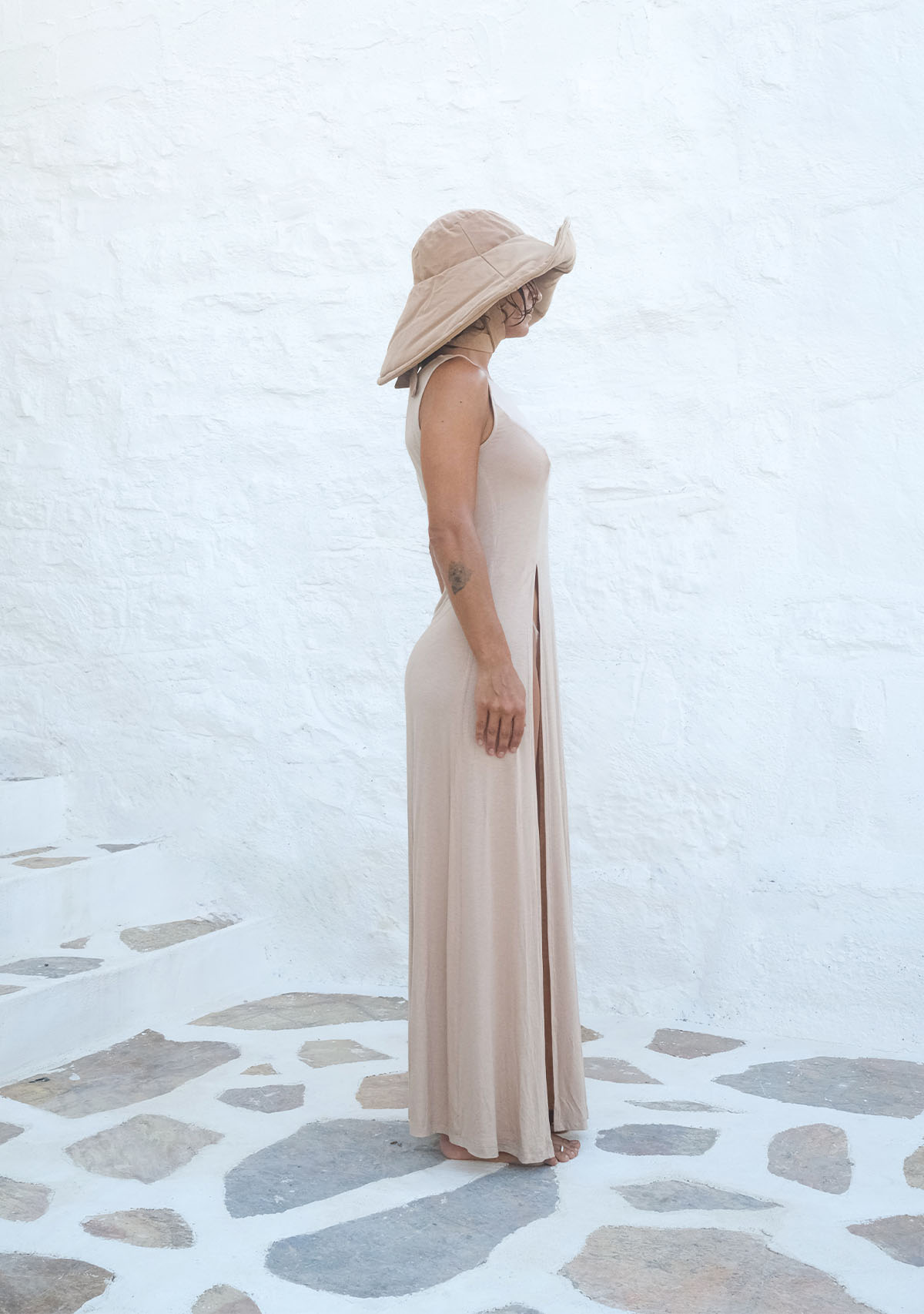 Tiny-Nude Derin Yırtmaçlı Yumuşak Kolsuz Elbise-Elbise-5-roqelvaxirum.shop