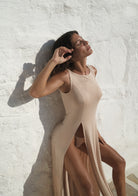 Tiny-Nude Derin Yırtmaçlı Yumuşak Kolsuz Elbise-Elbise-8-roqelvaxirum.shop