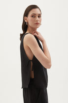 Towdoo-Poppy – Yan Bağlı Kolsuz Bluz – Siyah-Bluz-8-roqelvaxirum.shop