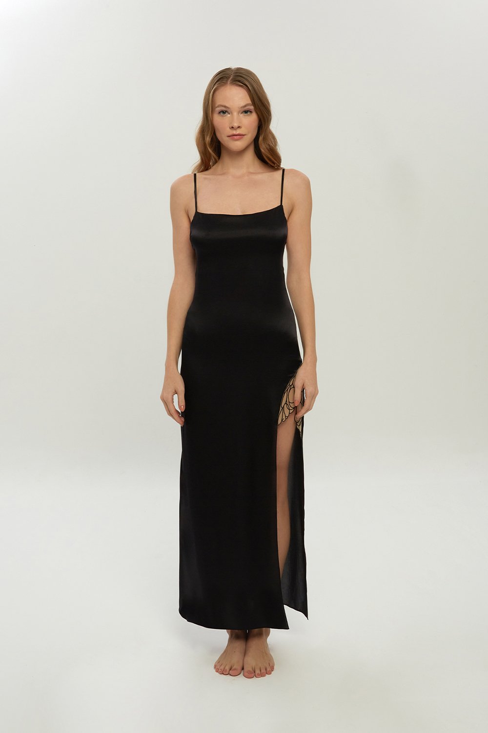 Valnue Lingerie-Luna Siyah Nakış Detaylı Yırtmaçlı İpek Gecelik-Gecelik-1-roqelvaxirum.shop