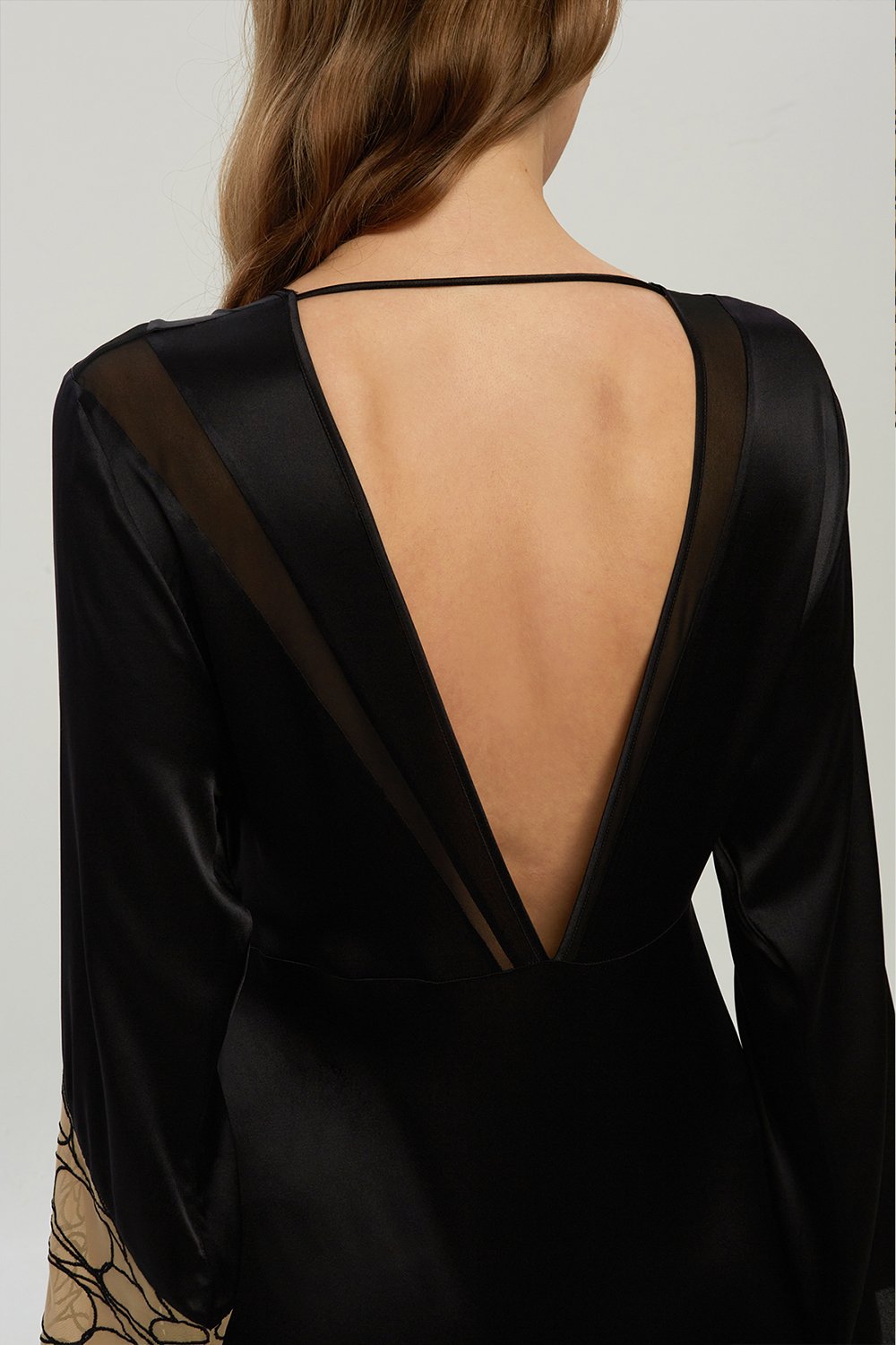 Valnue Lingerie-Olympia Siyah Nakış Detaylı Sırt Dekolteli İpek Sabahlık-Gecelik-2-roqelvaxirum.shop