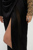 Valnue Lingerie-Olympia Siyah Nakış Detaylı Sırt Dekolteli İpek Sabahlık-Gecelik-3-roqelvaxirum.shop