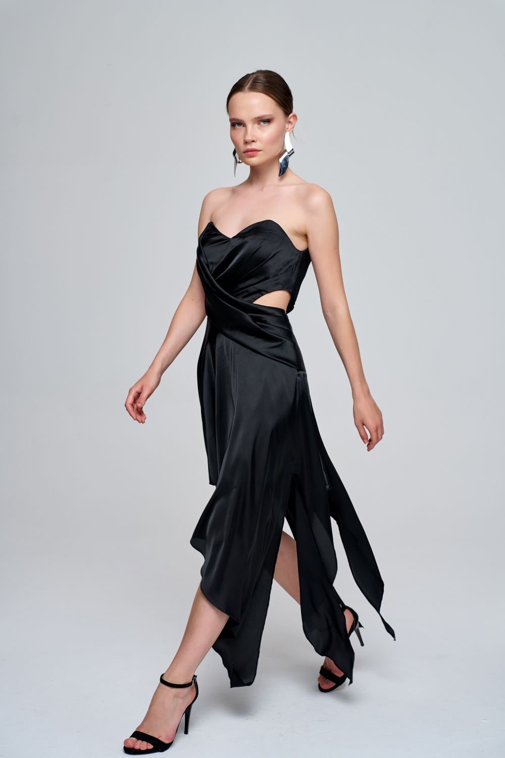 Zeynep Kaya-Kalp Yaka Siyah Asimetrik İpeksi Mat Saten Elbise-Elbise-1-roqelvaxirum.shop