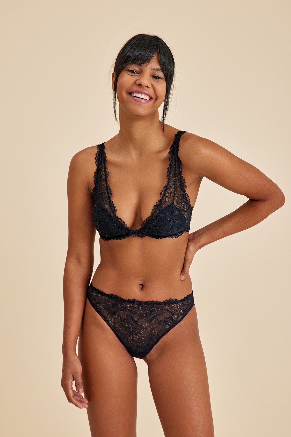 Amarelle-Roma Siyah Balensiz Dantelli Dolgusuz Üçgen Bralet Sütyen-Top-8-roqelvaxirum.shop